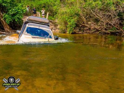4WD-tag-along-tour-in-Australia-Cape-York-doing-water-crossing