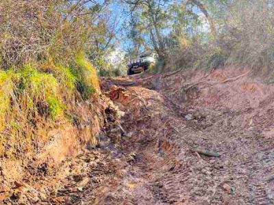 Sunny-Corner-intermediate-grade-tag-along-tour-4WD-about-go-go-up-a-hill